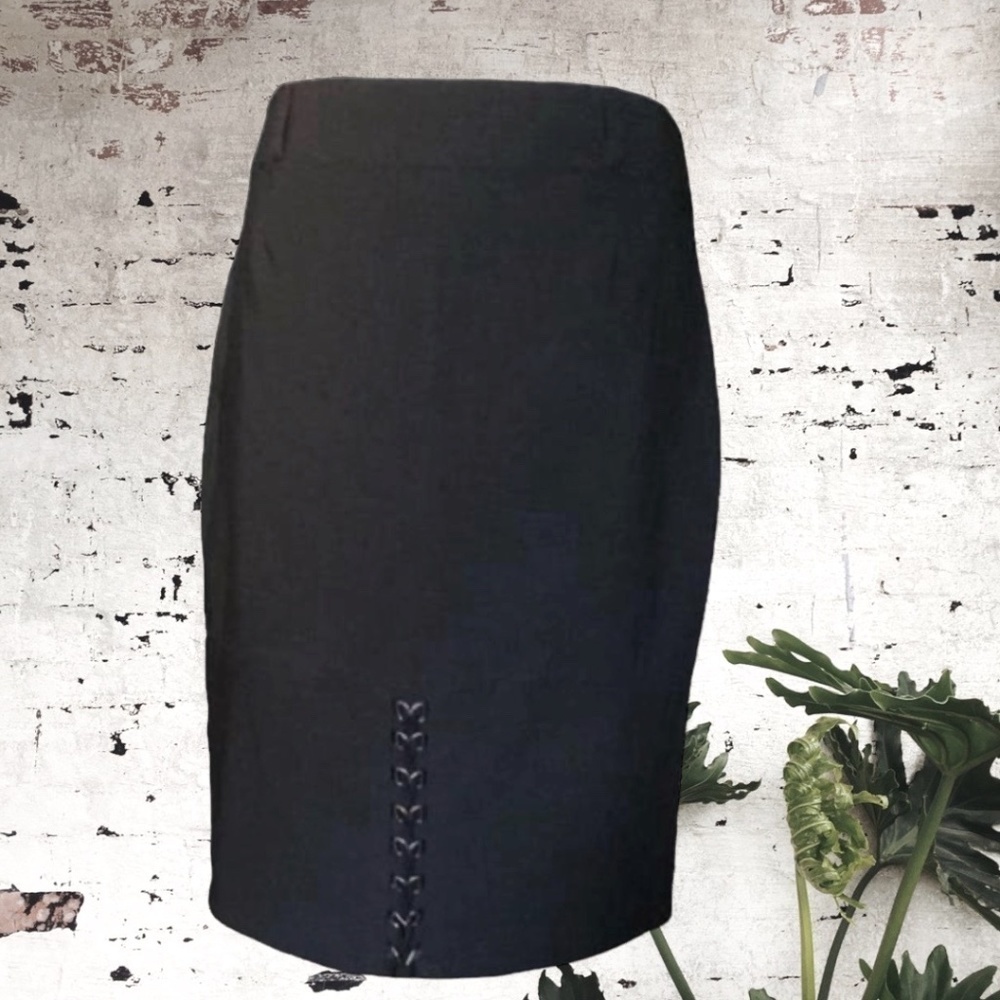 VINTAGE Simon Chang jeans. Black spandex with front chain tie panel.